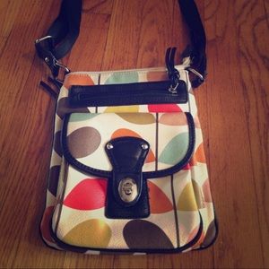 Leather purse with leaf pattern